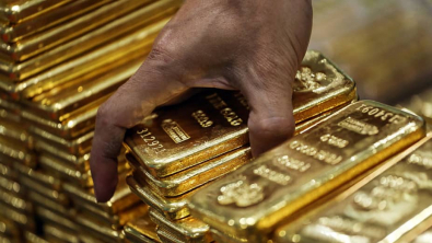 Стоимость золота умеренно снижается на укреплении доллара