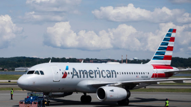 Убыток American Airlines сократился более чем в 2 раза