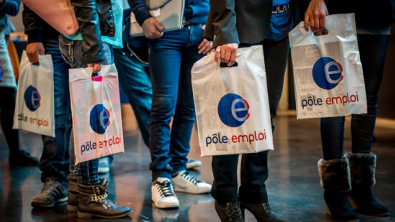 Число безработных во Франции упало до 9-летнего минимума