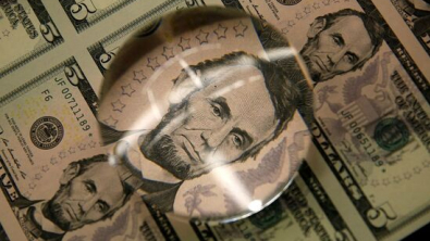 Доллар США слабо снижается к основным мировым валютам