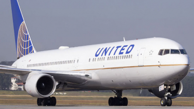 United Airlines в 4-м кв сократила чистый убыток почти в 3 р