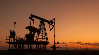 Цены на нефть слабо растут после снижения в пятницу