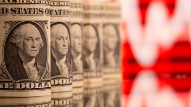 Доллар дешевеет против евро, дорожает к иене